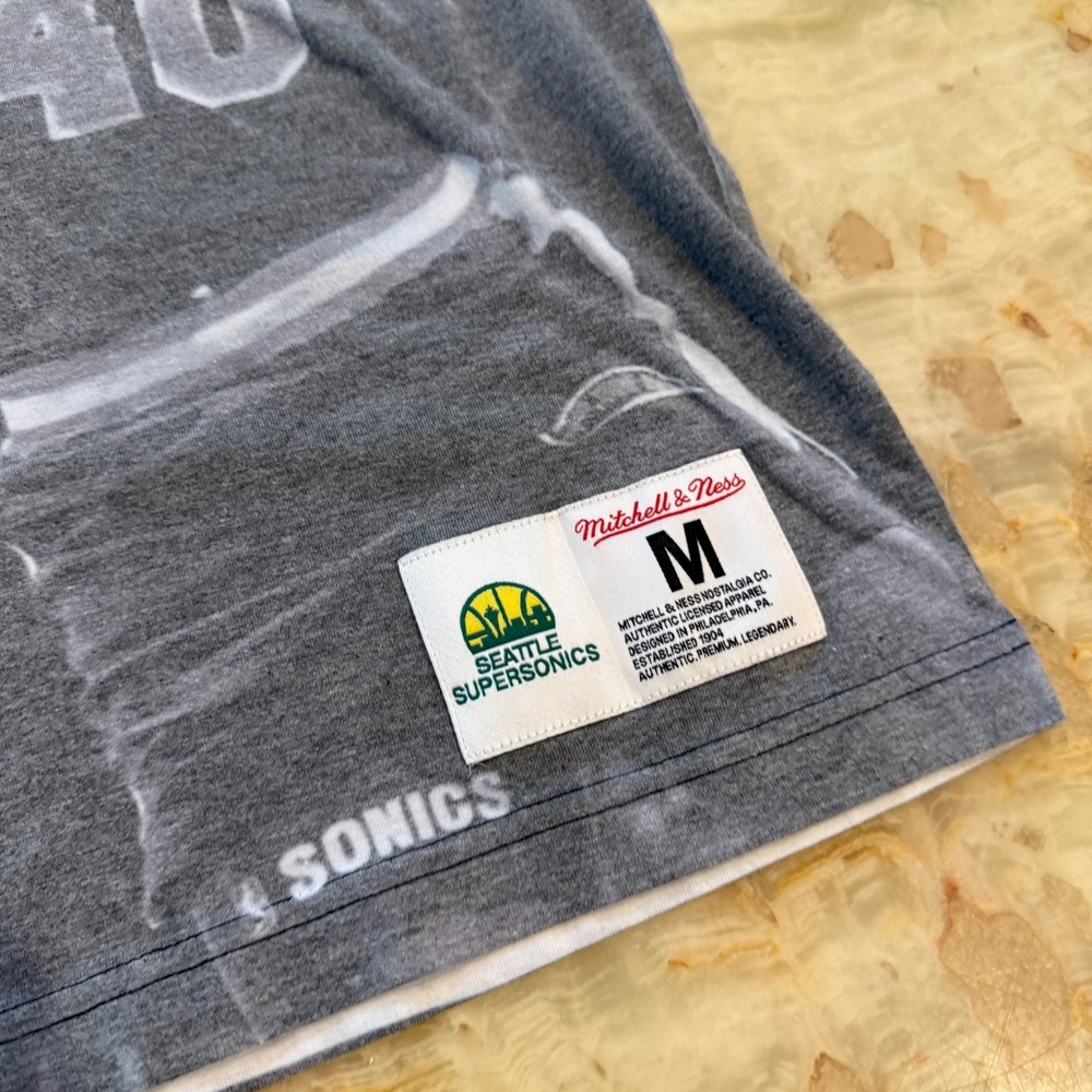 Mitchell & Ness Mens Seattle SuperSonics Shawn Kemp Above the Rim T-Shirt Gray M - Picture 2 of 7